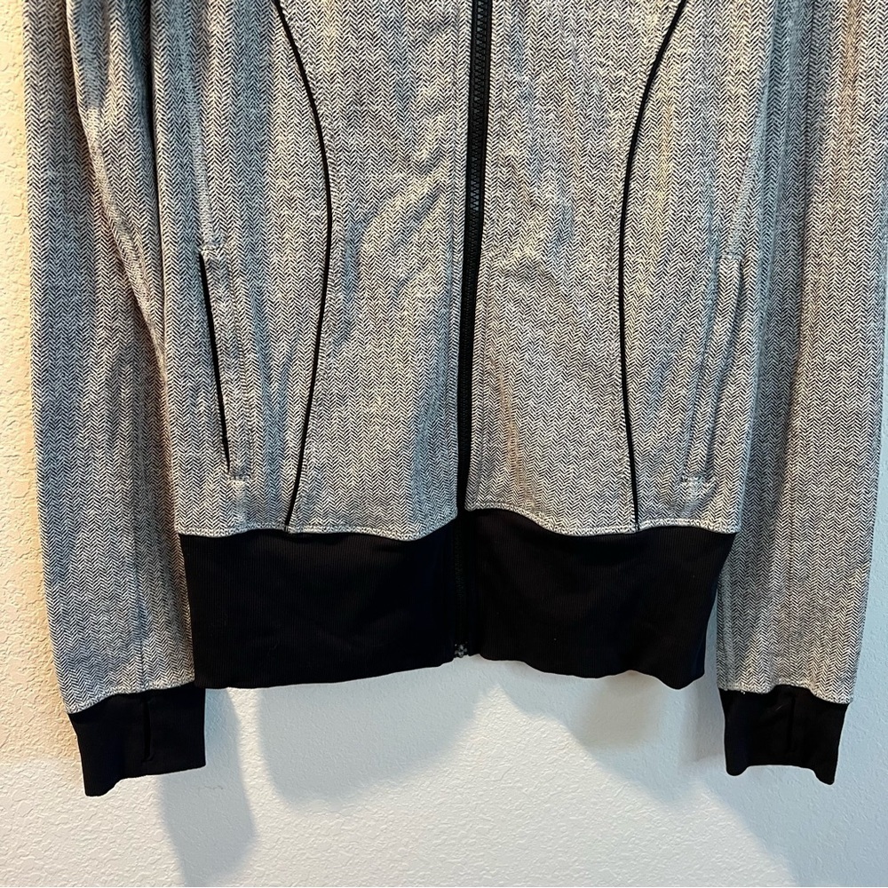 Women’s Lululemon Gray Herringbone Patterned Zip … - image 4